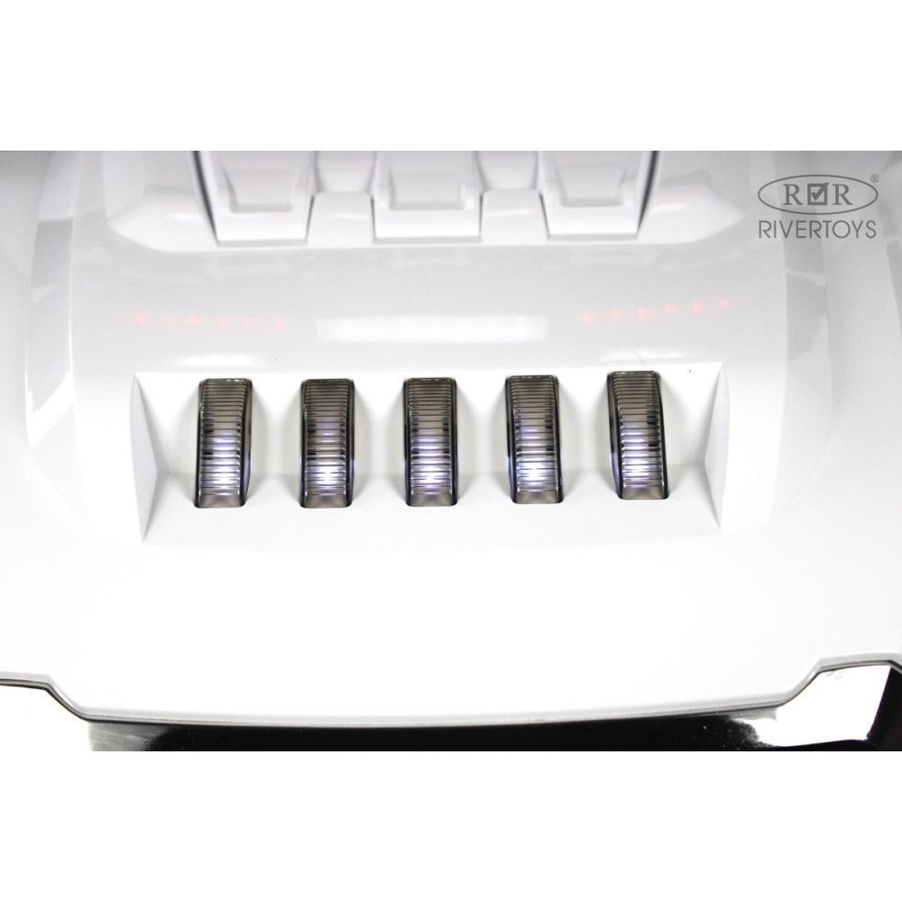 Полноприводный электромобиль джип Toyota М888БХ белый